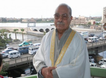 أستاذنا العالم الجليل الدكتور محمد عمارة .. نسأل الله العظيم رب العرش العظيم أن يشفيك  ..