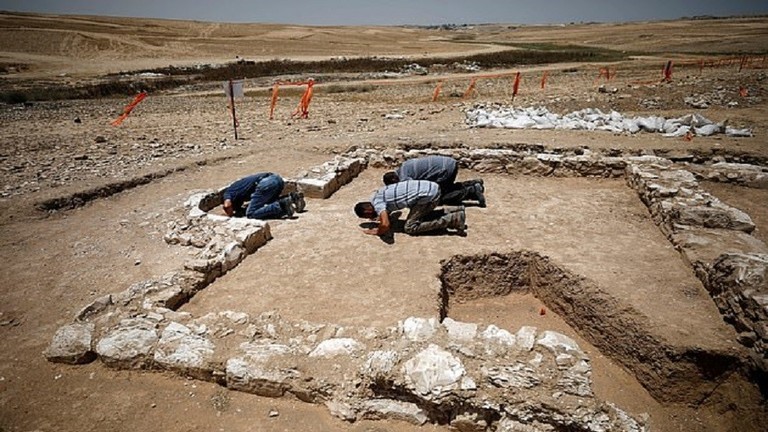 فلسطين المحتلة: العثور على بقايا أحد أقدم مساجد العالم في صحراء النقب! ..